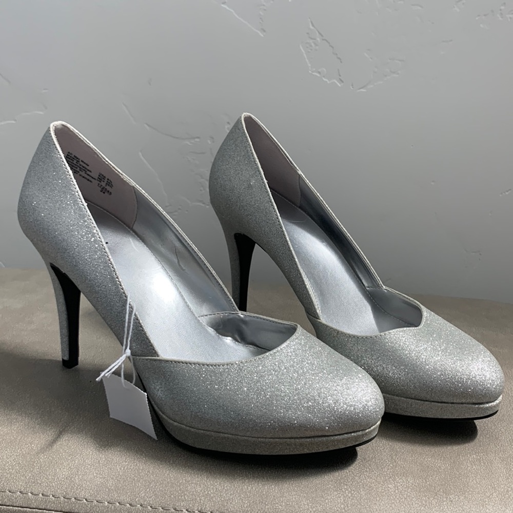 Silver glitter pumps Fioni Size 8.5 NWT